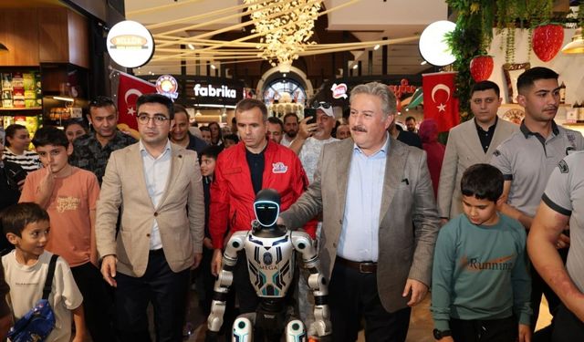 Kayseri’de insansı robot MEGA sahneye çıktı! Teknoloji lisesi için tarih verildi