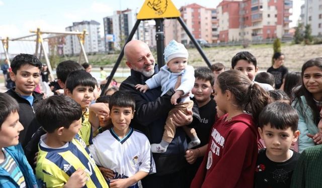 Kocasinan’daki parklarda farklı uygulama! Yürüyüş yollarında kiremit irmiği kullanılıyor
