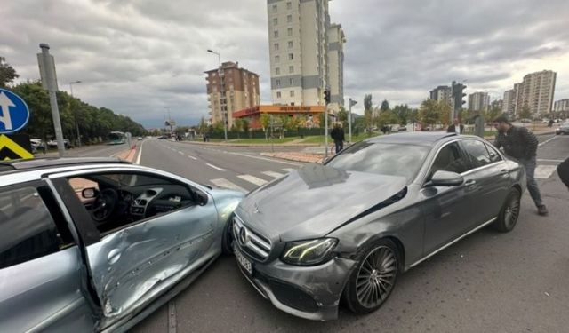 Kayseri’de “göz göre göre” gelen kaza kamerada