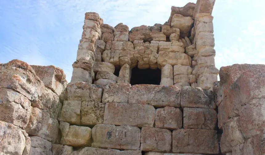 Kayseri’de 1800 yıllık sır! Koltuğu andıran tarihi yapı dikkat çekiyor