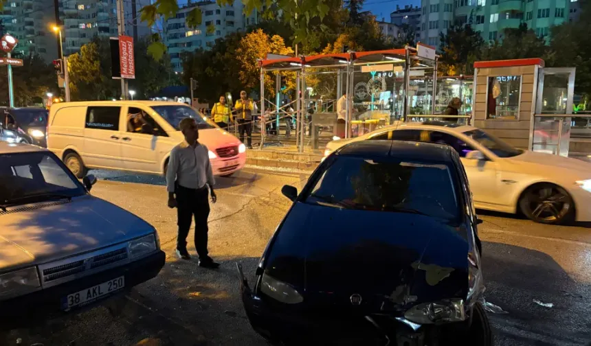 Kayseri’de otomobil tramvay durağına daldı! Faciayı önleyen detay kamerada