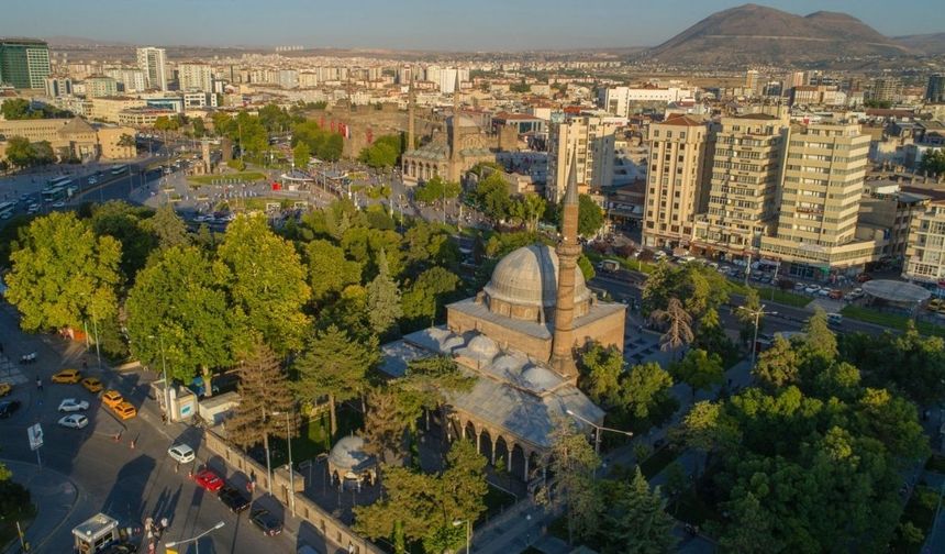 Tarihi camide skandal görüntü! Kayseri’de kapılar neden kilitlendi?