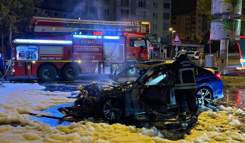 Kayseri’de otomobil alev aldı! Kaza anı kamerada