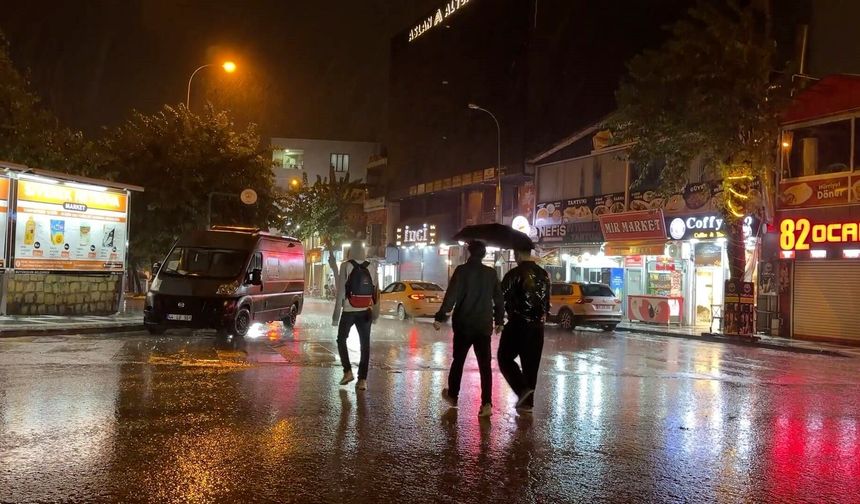 Şanlıurfa’da gece yarısı sel paniği! Evleri su bastı