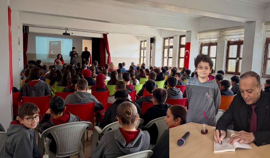 Şair Hacı Kısır, “Ay Yıldız Sevdası” kitabını imzaladı