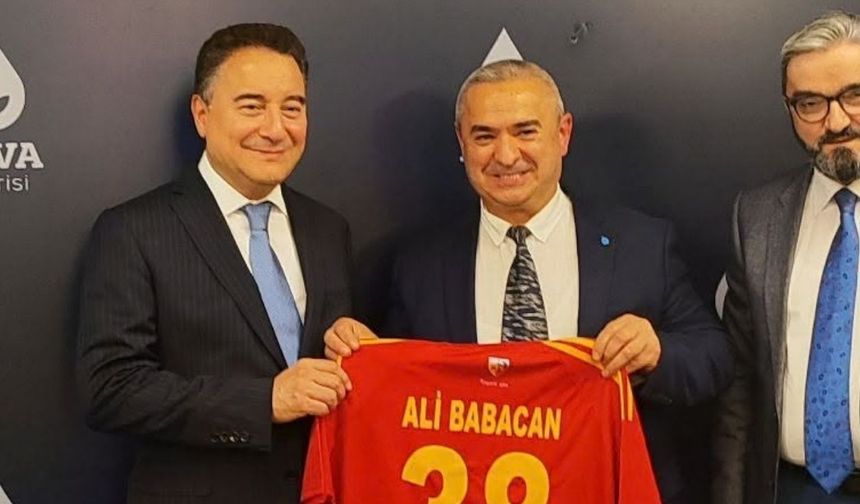 Ali Babacan’a Kayserispor forması hediye edildi