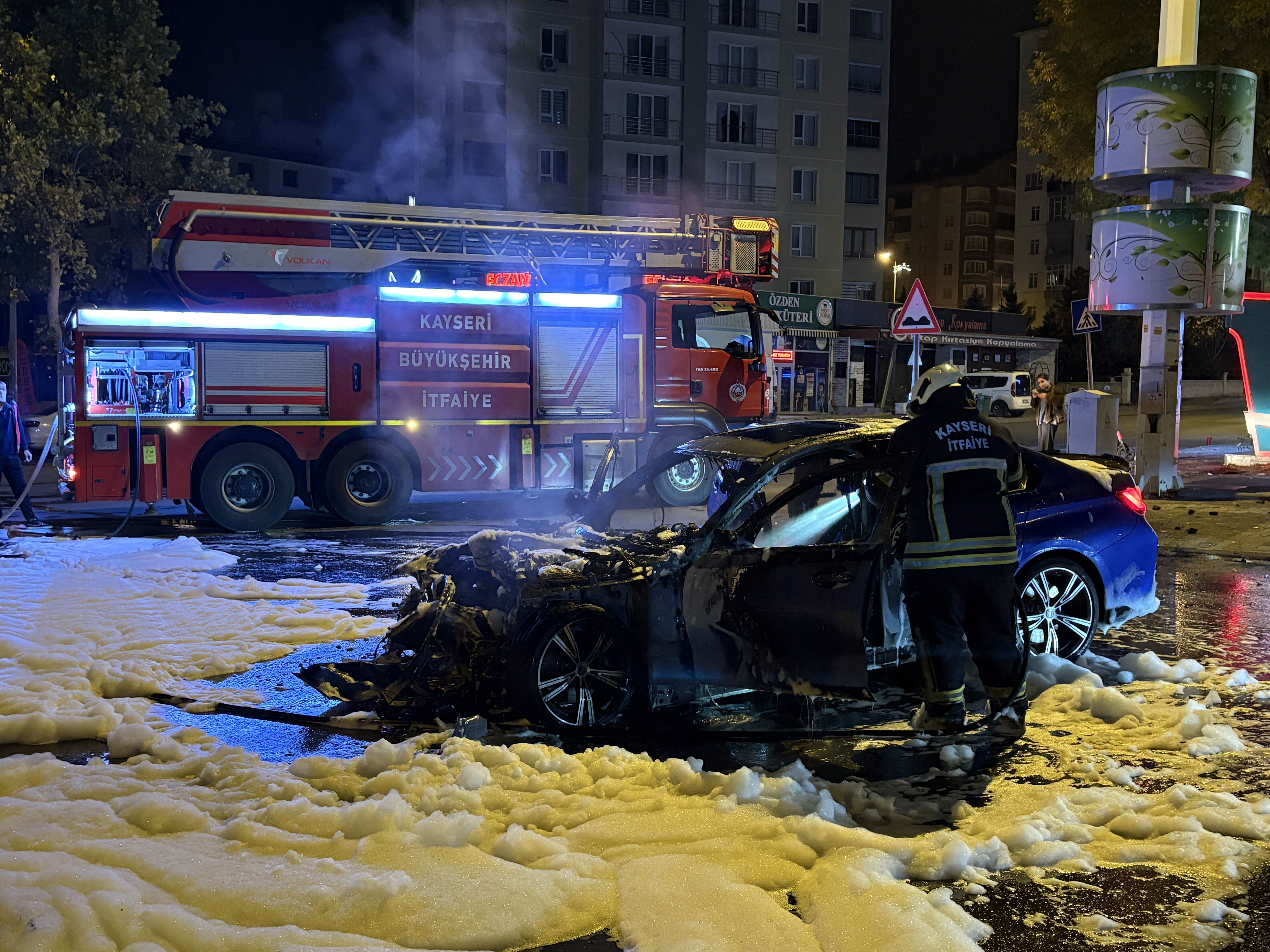 Kayseri’de otomobil alev aldı! Kaza anı kamerada