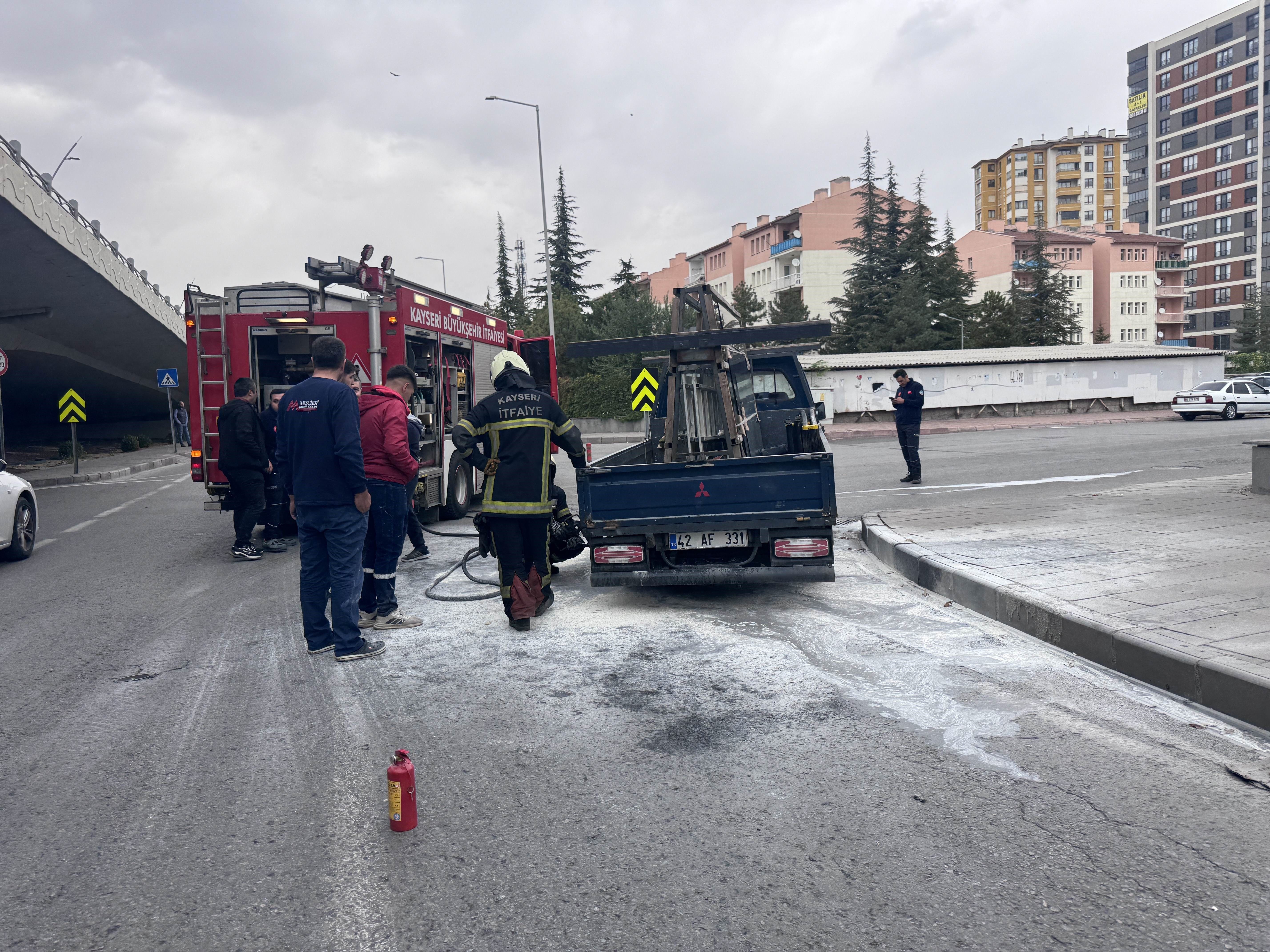 Kayseri’de seyir halindeki kamyonetin lastiği alev aldı!
