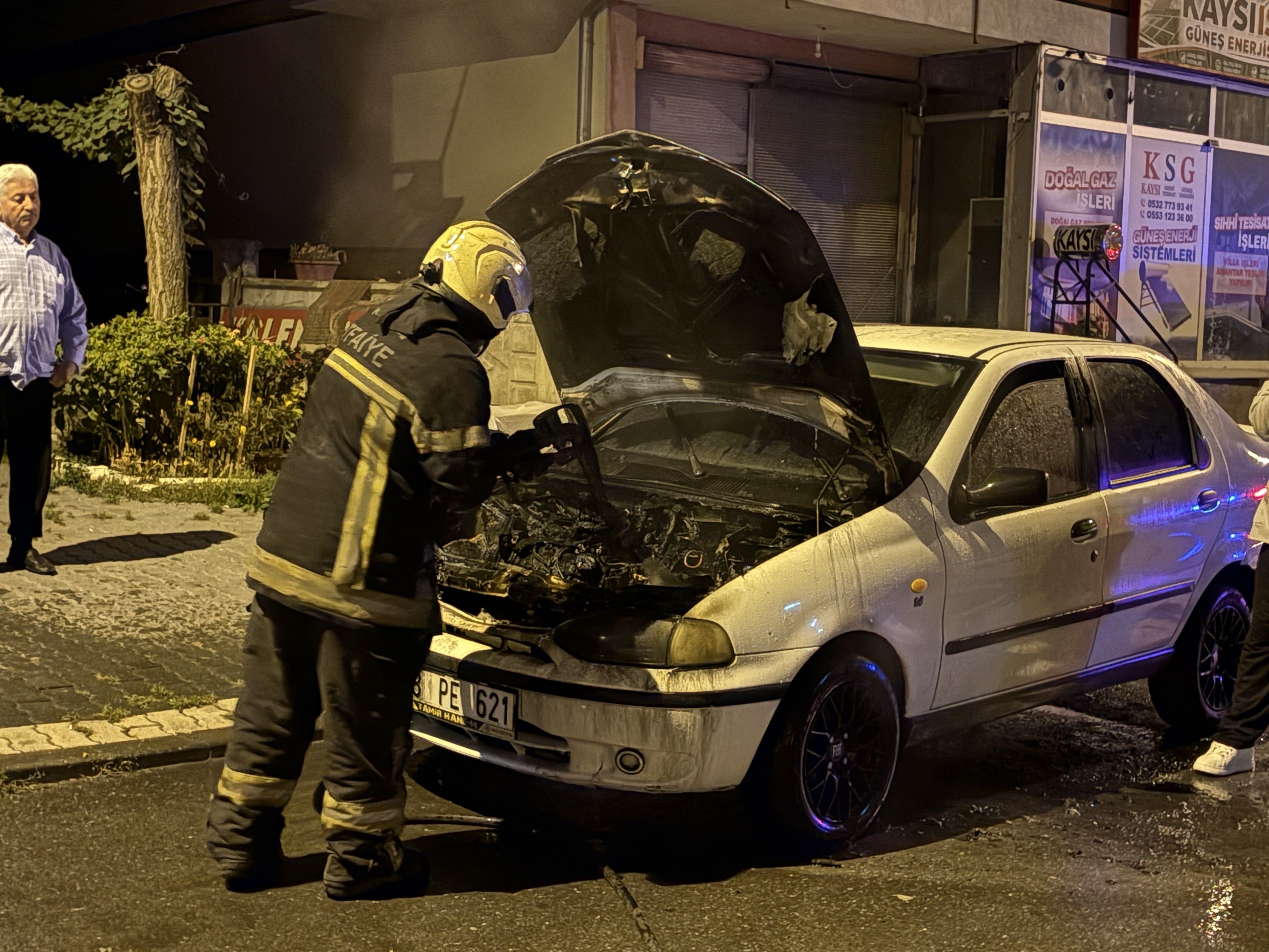 Kayseri’de çalıştırılan otomobil alev aldı! Motor kısmında yangın çıktı