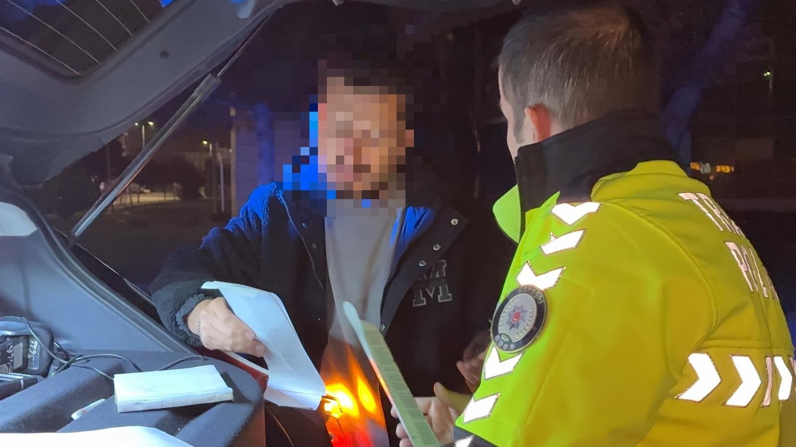 AW817775_04.jpg