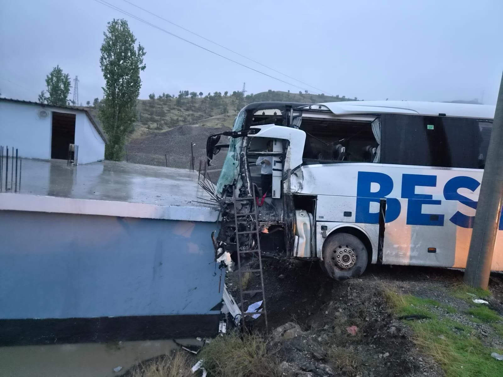 Yolcu otobüsü tırla çarpıştı! Otobüs evin çatısına çarparak durabildi: 15 yaralı