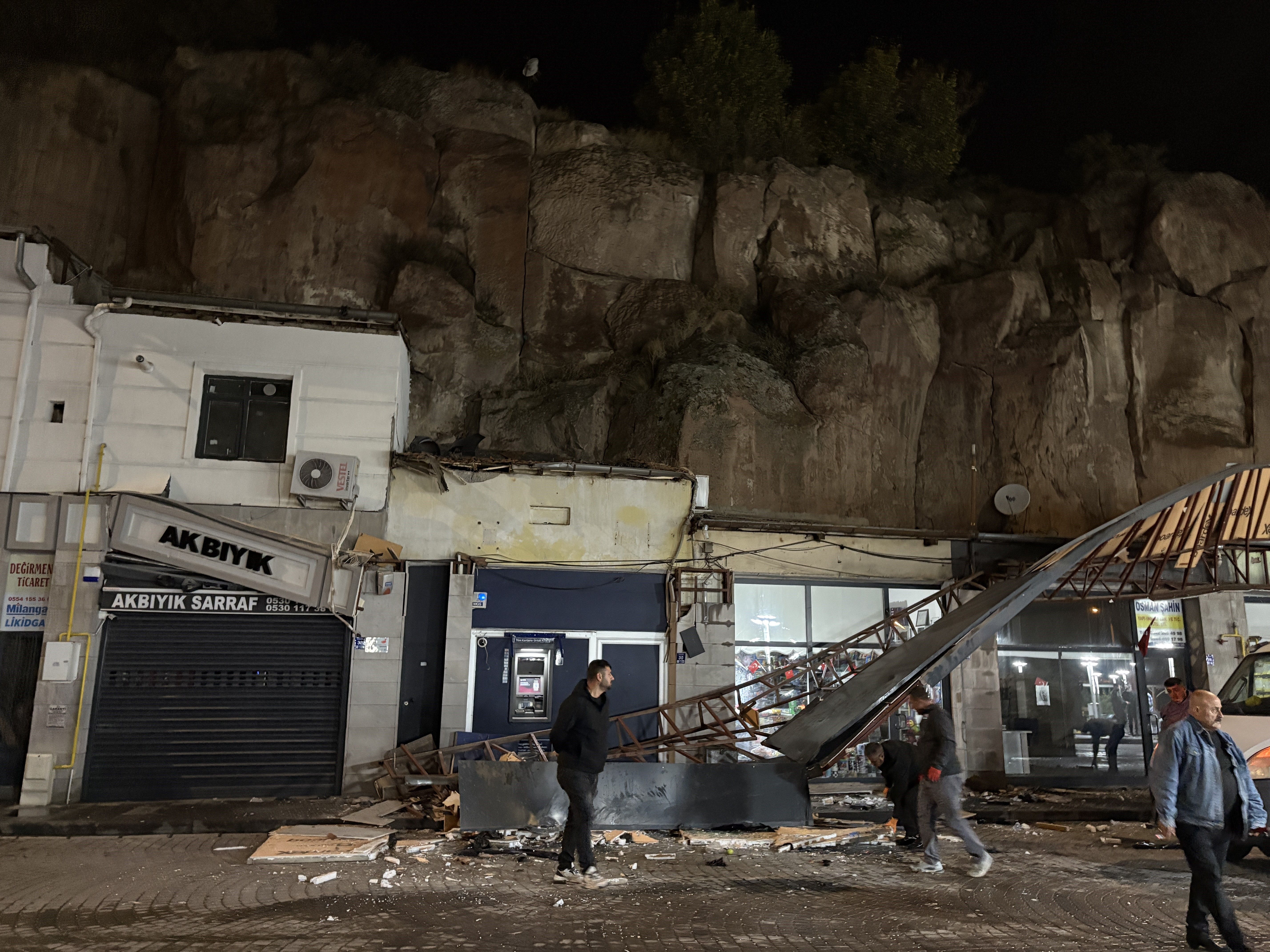 Kayseri’de korkutan kaza! 50 metrelik kayalıklardan dükkanların üzerine uçtu
