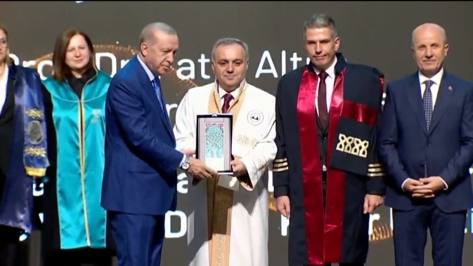 Kayseri’ye büyük gurur! ERÜ’ye Cumhurbaşkanı Erdoğan’ın elinden üstün başarı ödülü