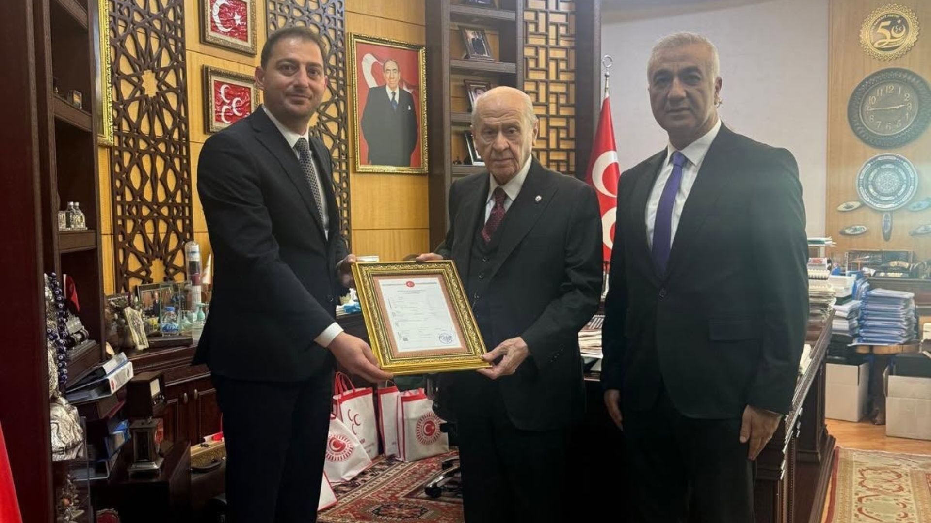 Kayseri’den Ankara’ya özel ziyaret! Bahçeli’ye hangi binanın tapusu takdim edildi?