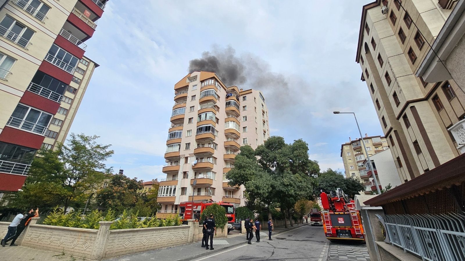 Kayseri’de 9 katlı binanın çatısında yangın! Vatandaşlar tahliye ediliyor