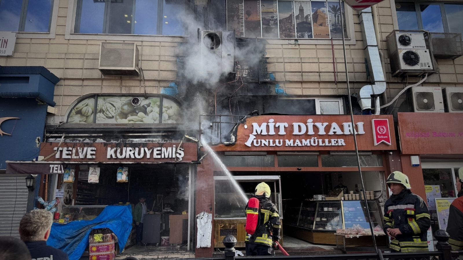 Kayseri’de işyerinde yangın! Alevler yandaki dükkâna da sıçradı