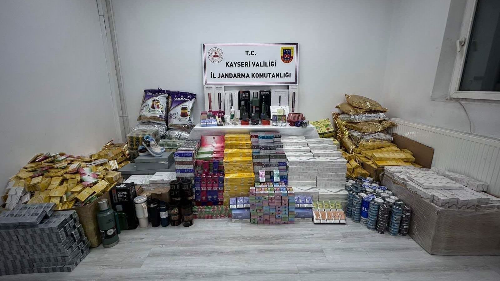 Kayseri-Malatya Yolunda Ele Geçirildi! Kaçak Ürünlerin Değeri 20 Milyon TL