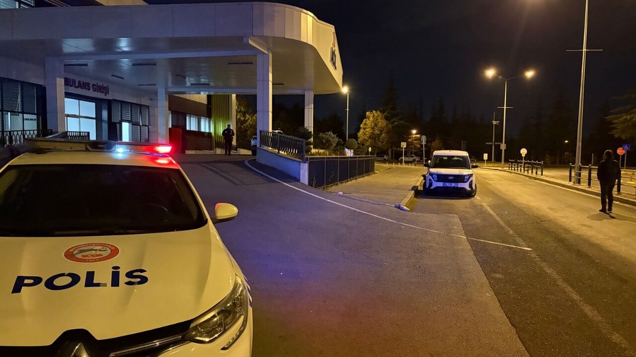 Kayseri’de bıçaklı kavga! Otomobili de zarar gördü