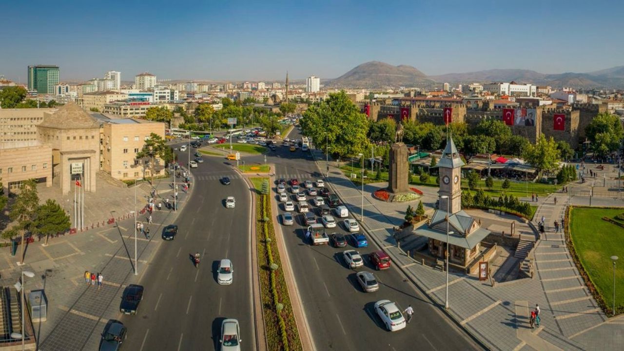 Kayseri’de Cumhuriyet Meydanı bugün trafiğe kapalı!