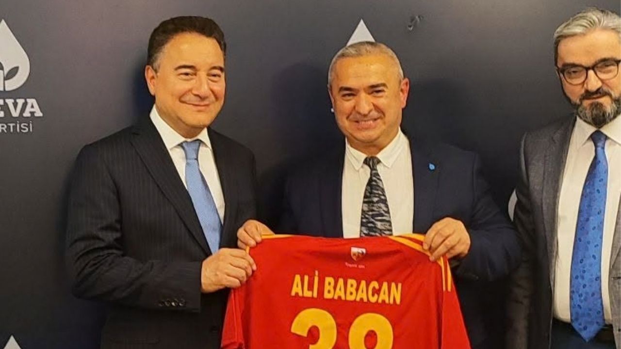 Ali Babacan’a Kayserispor forması hediye edildi